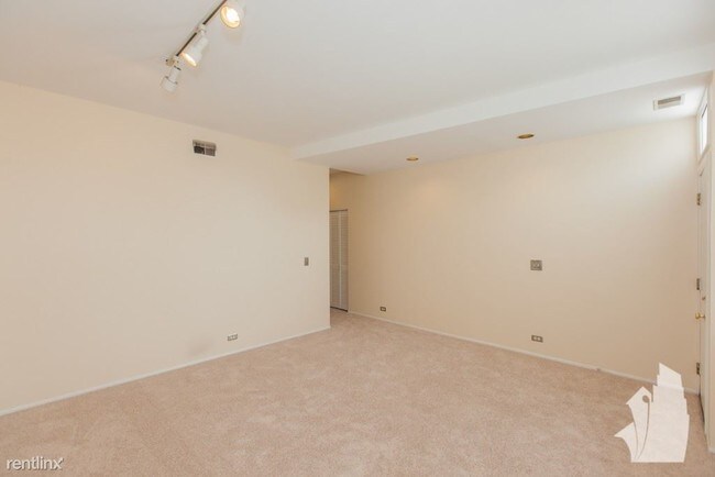 Foto del edificio - 1142 W Diversey Pkwy