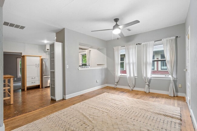 Building Photo - 2422SE / 2424SE