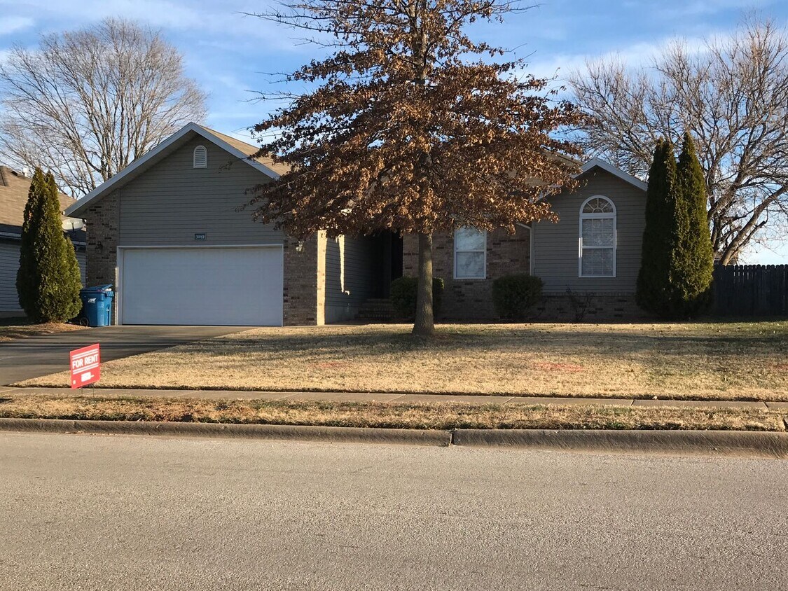 Primary Photo - Executive Rental - Charming 3-bedroom 2 ba...