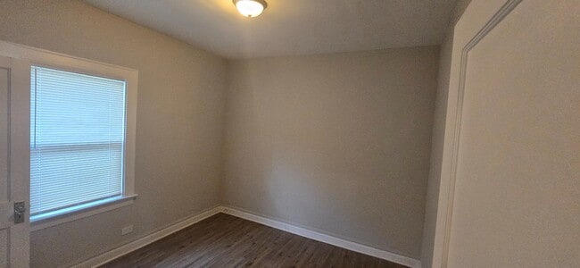 Building Photo - Charming 3-Bedroom Home with Driveway & Ba...
