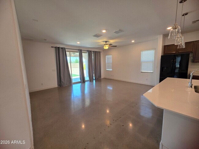 Foto del edificio - 320 S 202nd Ln