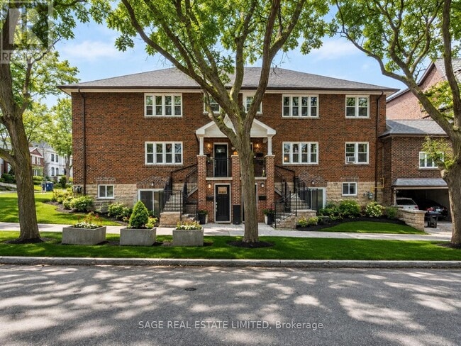 Building Photo - 740 Avenue Rd