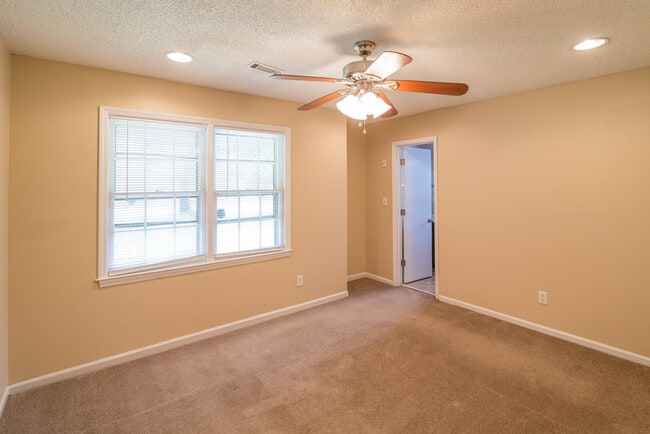 Building Photo - 306 Gippy Dr