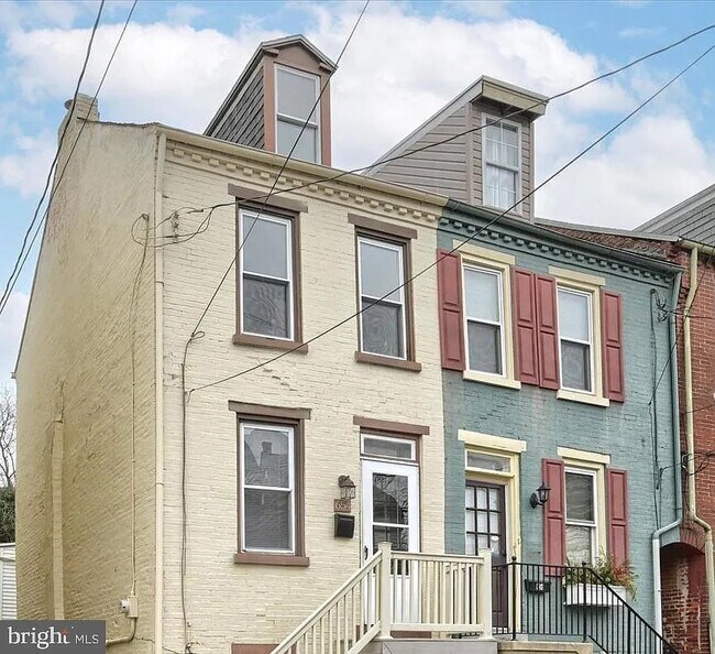 Building Photo - 654 Poplar St