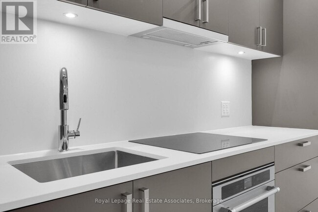 Building Photo - 259 The Kingsway