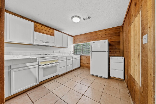 Foto del edificio - 301 Tatum Rd