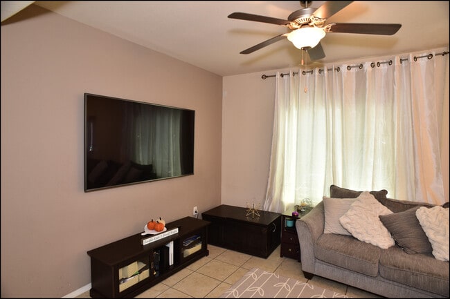 Building Photo - 6246 Viale Del Sol Ave