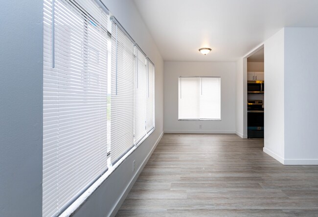 Foto del edificio - Cozy 2-Bedroom Apartment with Convenient Amenities