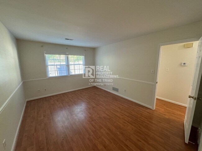 Building Photo - One Level End Unit Townhome in Hamilton Vi...