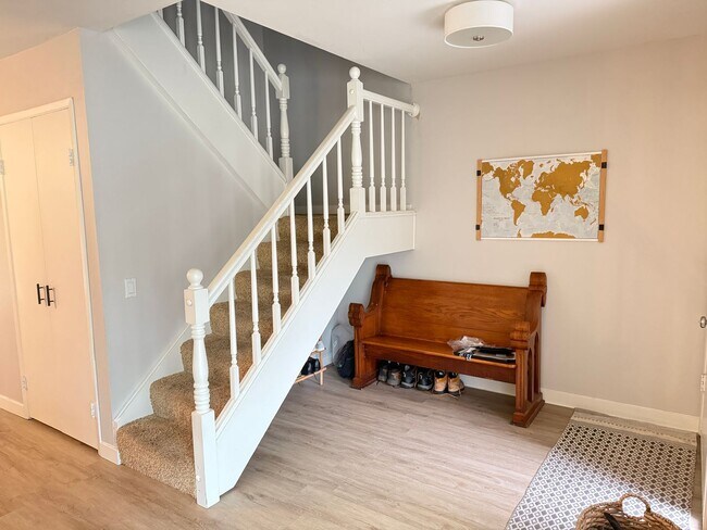 Foto del edificio - Spacious 4 bedroom condo backs to Westwood...