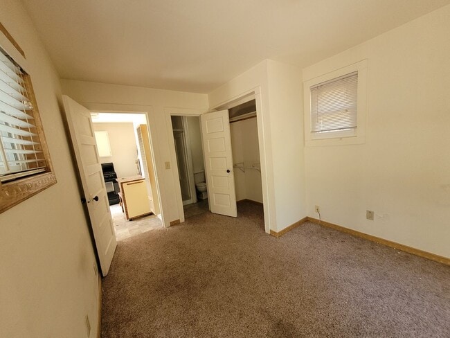 Building Photo - 517 E Custer St
