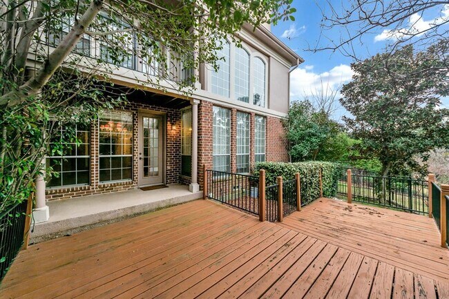 Foto del edificio - 4305 Spyglass Hill Ln