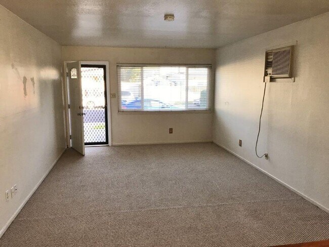 Foto del edificio - 3 Bedroom 1 Bath w/ 1 Car Garage and Yard - North Vacaville *STAR RENTALS