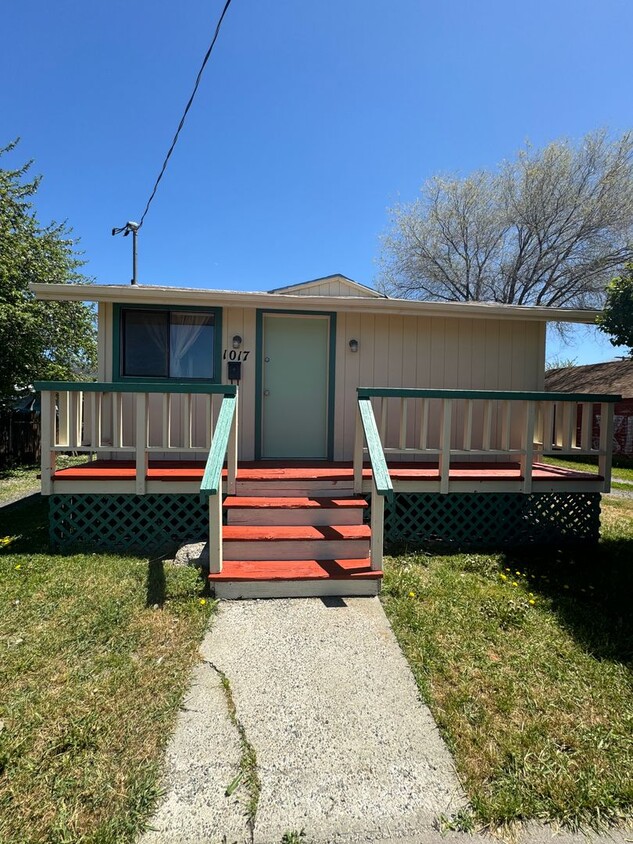 Primary Photo - 1 bedroom 1 bath with small back yard