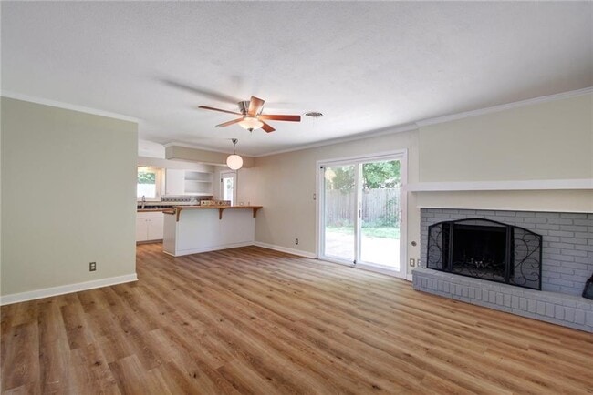Building Photo - 900 Aurora Cir