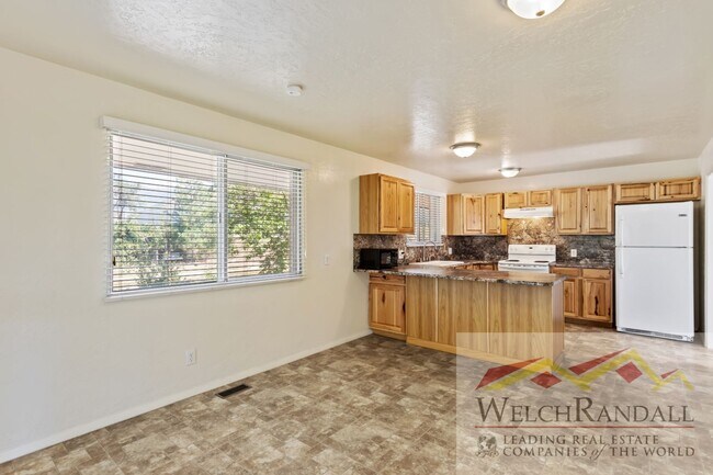 Foto del edificio - Elegant Layton Home Offering Space, Style, and Scenic Views!