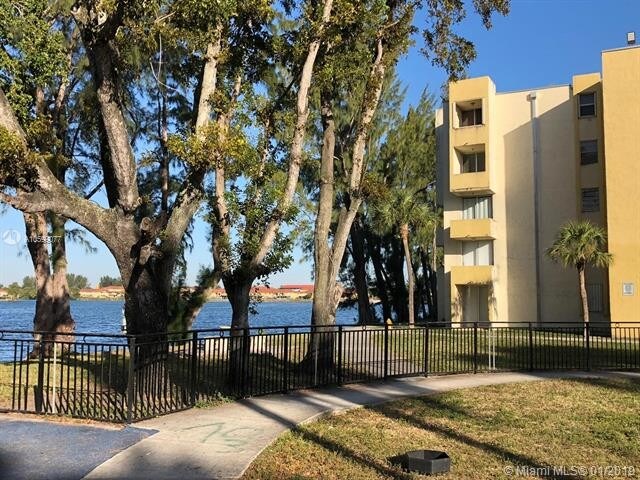 Foto principal - 10000 NW 80th Ct