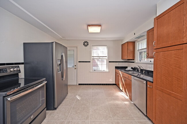 Building Photo - 5698 Euclid Rd