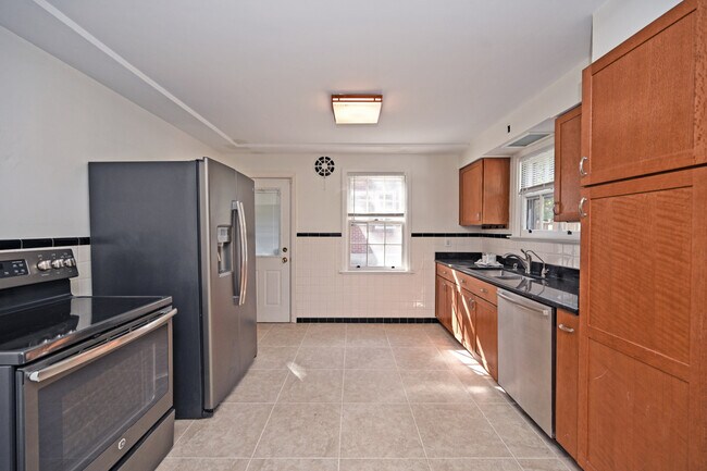 Foto del edificio - 5698 Euclid Rd