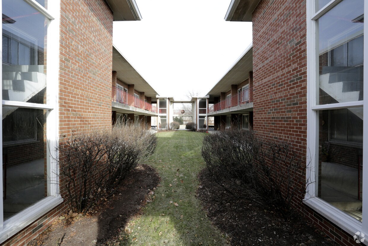 Building Photo - La Claire