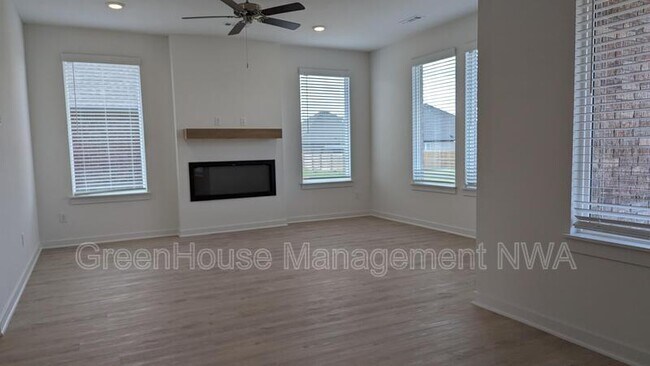 Building Photo - 3922 Aryana Ave