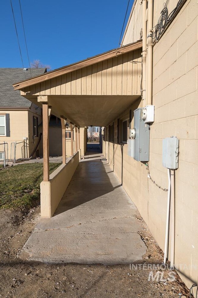 Building Photo - 390 Ct
