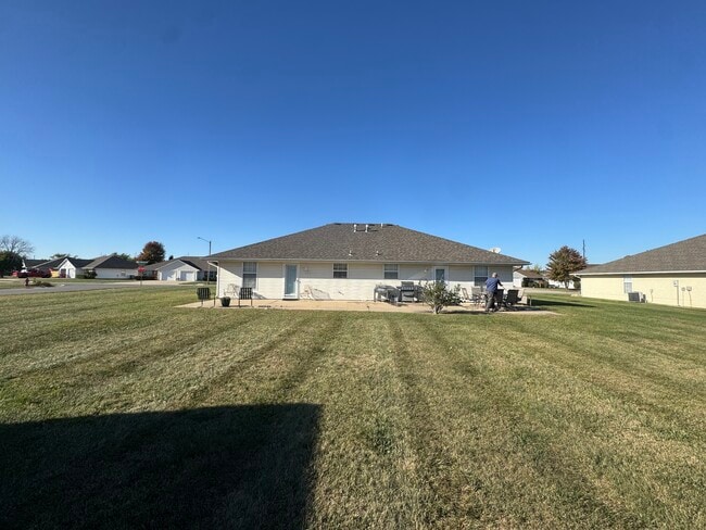 Building Photo - 1313 SW Blue Branch Dr