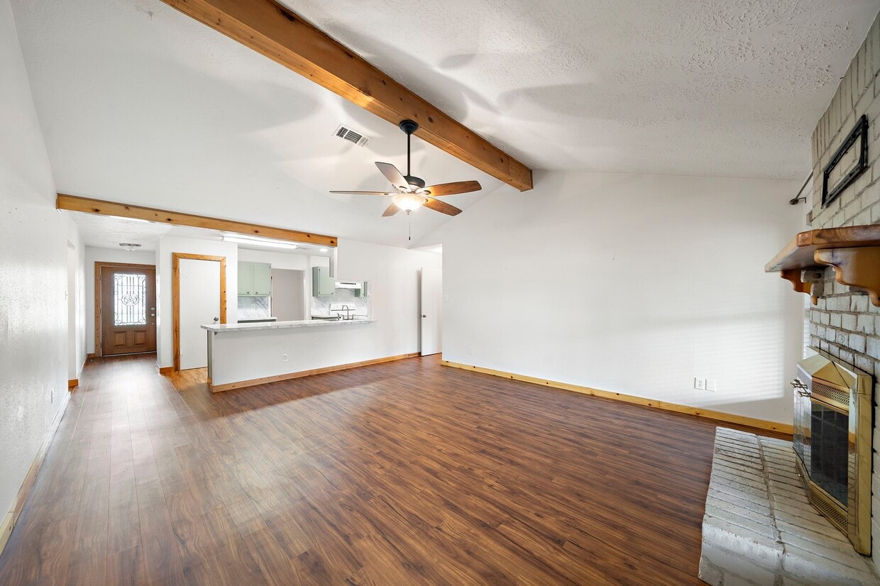 Foto principal - 10011 Blue Bird St