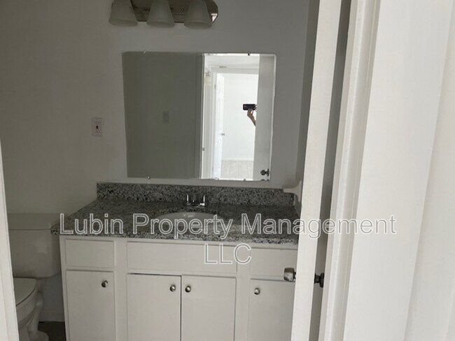 Foto del edificio - 1761 E Raines Rd