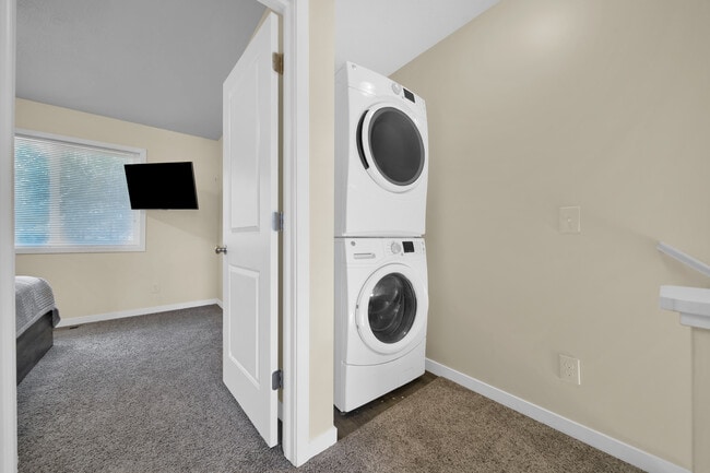 Building Photo - 3869 Vale Dr