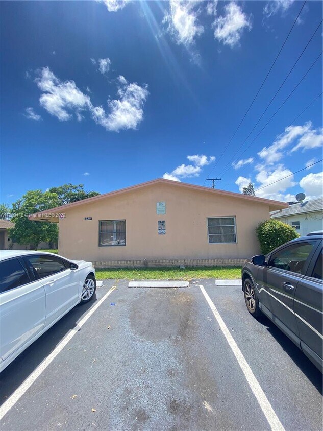220 NE 41st St Unit 4, Oakland Park, FL 33334 Room for Rent in