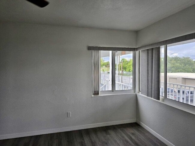 Building Photo - 1 bedroom / 1 bath condo in Crestview Villas