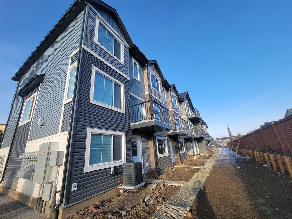 3640139 139 Ave NW Unit 5, Edmonton, AB T5Y 0E2 Apartment for Rent