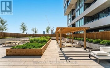 Building Photo - 859 The Queensway
