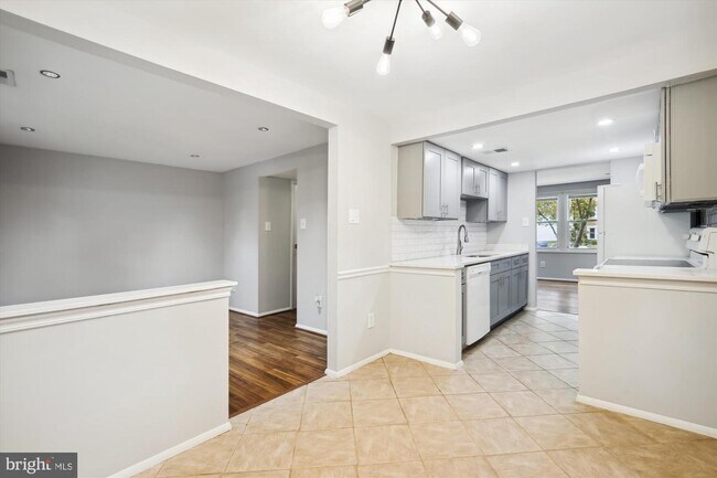 Foto del edificio - 8213 Claremont Woods Dr