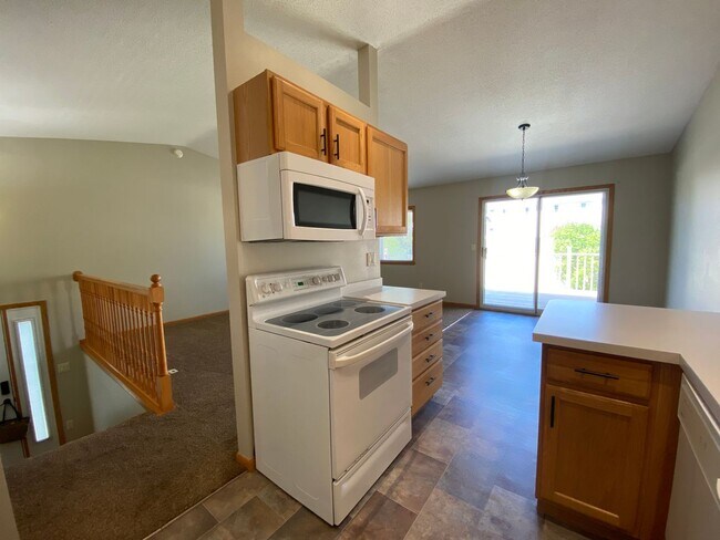 Building Photo - 3 Bedroom Townhome in South Fargo!!
