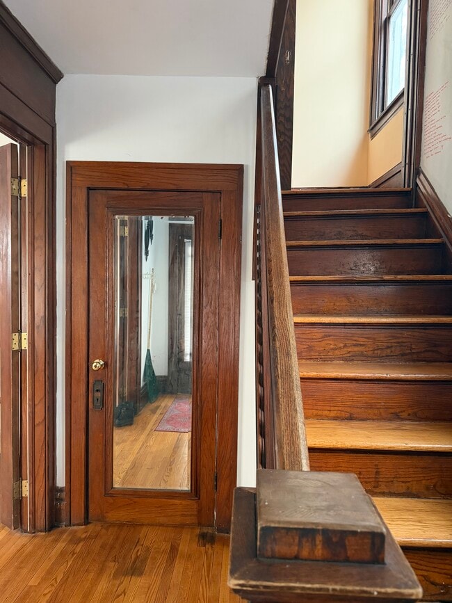 Building Photo - 612 Cherry St