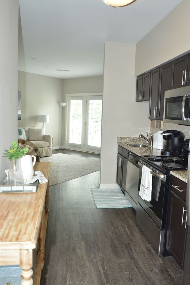 Building Photo - Melrose Heights - Studio Apartment in Wedg...