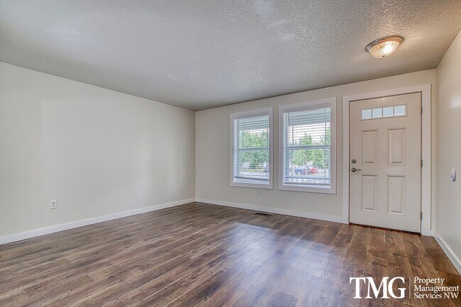 Building Photo - Freshly Updated 4BD Home in Great Ridgefie...