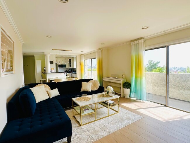 Building Photo - 8400 De Longpre Ave