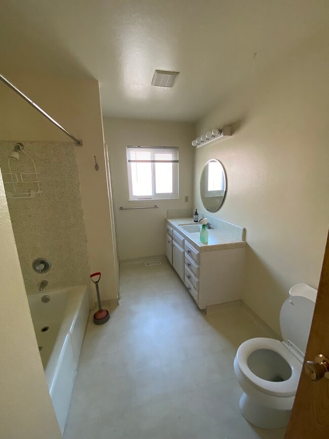 Building Photo - 845 32nd Ave