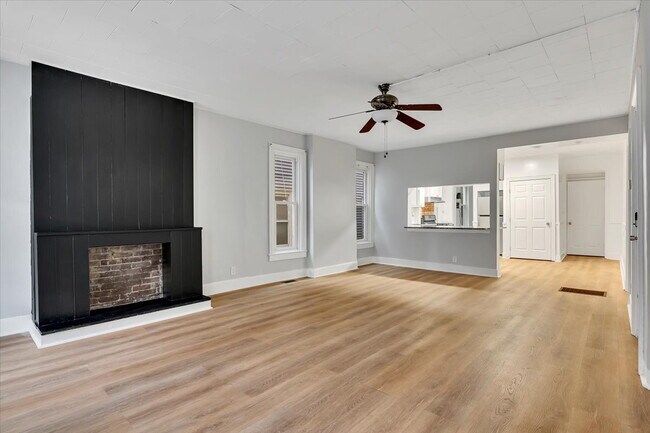 Building Photo - "Charming 2-Bedroom Retreat on Saratoga Avenue - Spacious 1100 Sq Ft Gem in Waterford!"