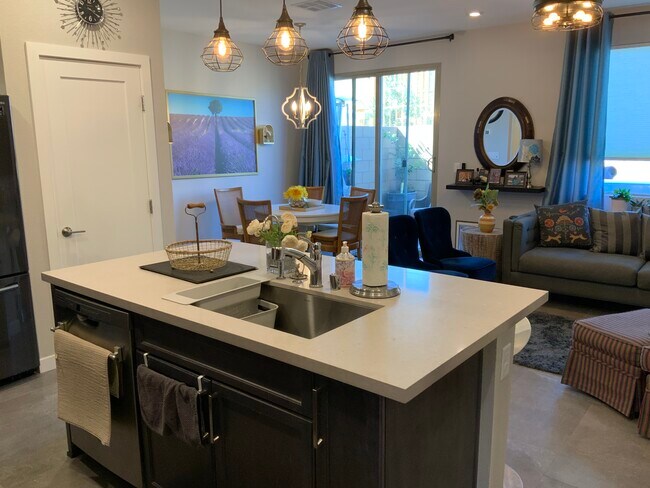 Foto del edificio - 6136 Juniper Grove St