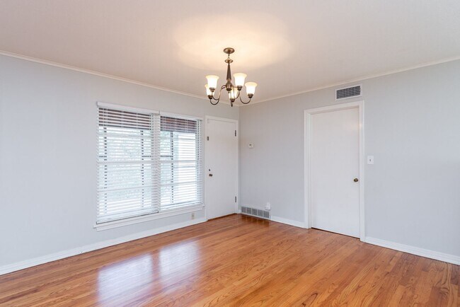 Building Photo - Updated Westcliff Beauty
