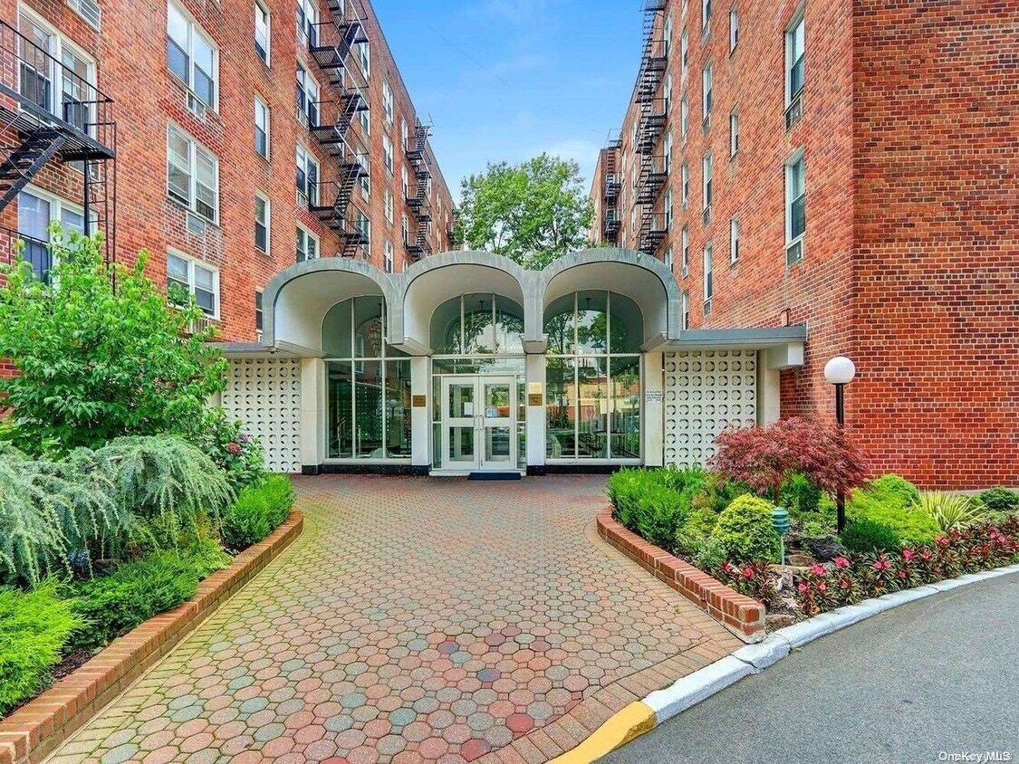Foto principal - 5440 Little Neck Pkwy