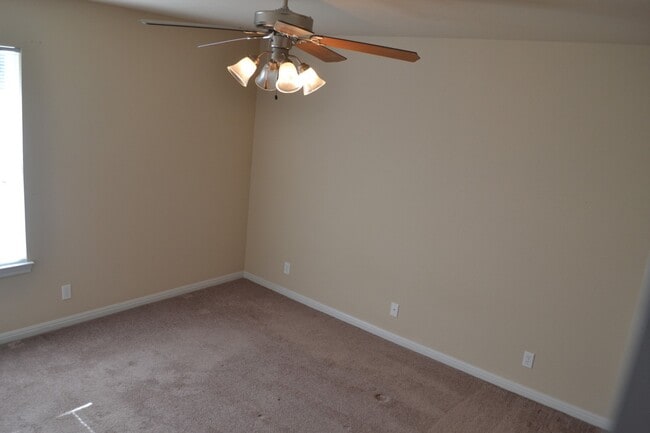 Building Photo - 3-Bedroom 2 Bath