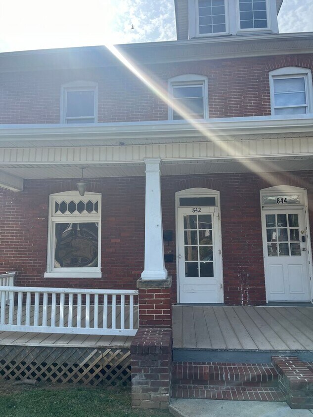 Primary Photo - 842-844 Summit Ave