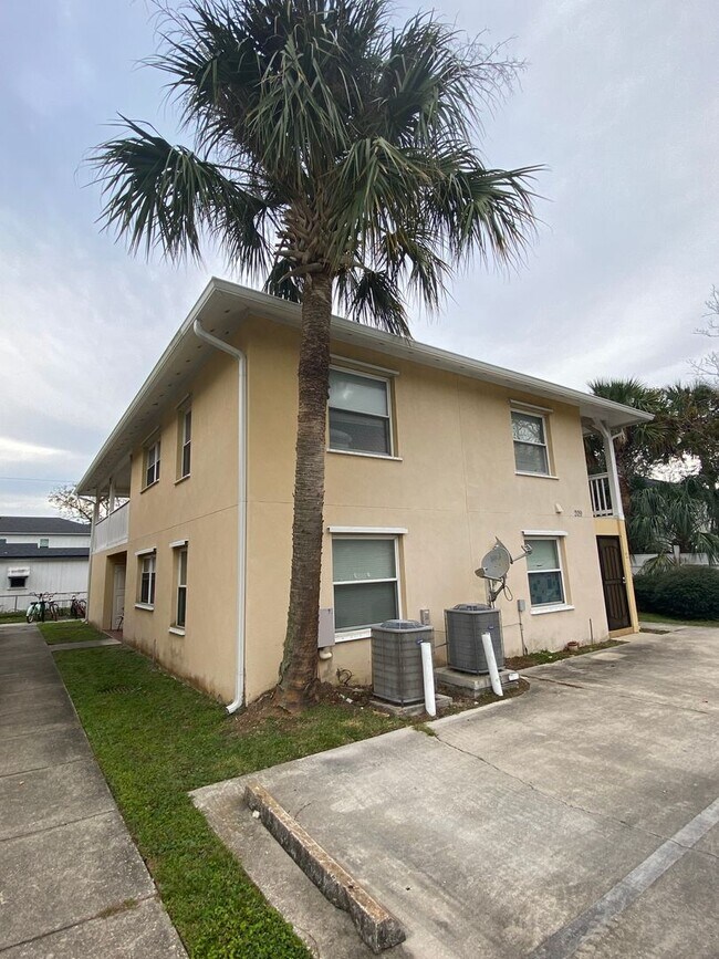 Building Photo - Beautiful 2/1B all tiled 2nd floor condo i...