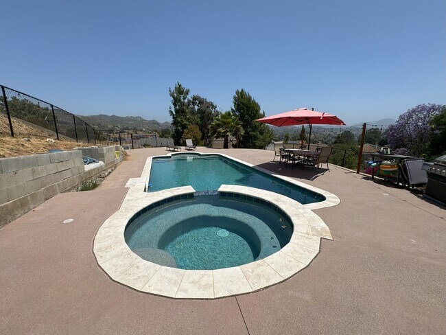 Foto del edificio - Gorgeous mountain views from this 3 Bed 2 ...