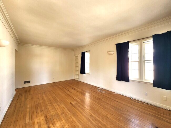 Foto del edificio - 10325-10327 /2 Ashton Ave